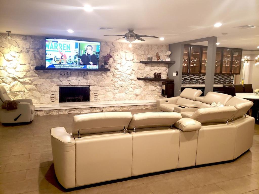 Luxury Oasis: Private Pool, Waterfall Slide & Multi-sport Paradise * Las Vegas