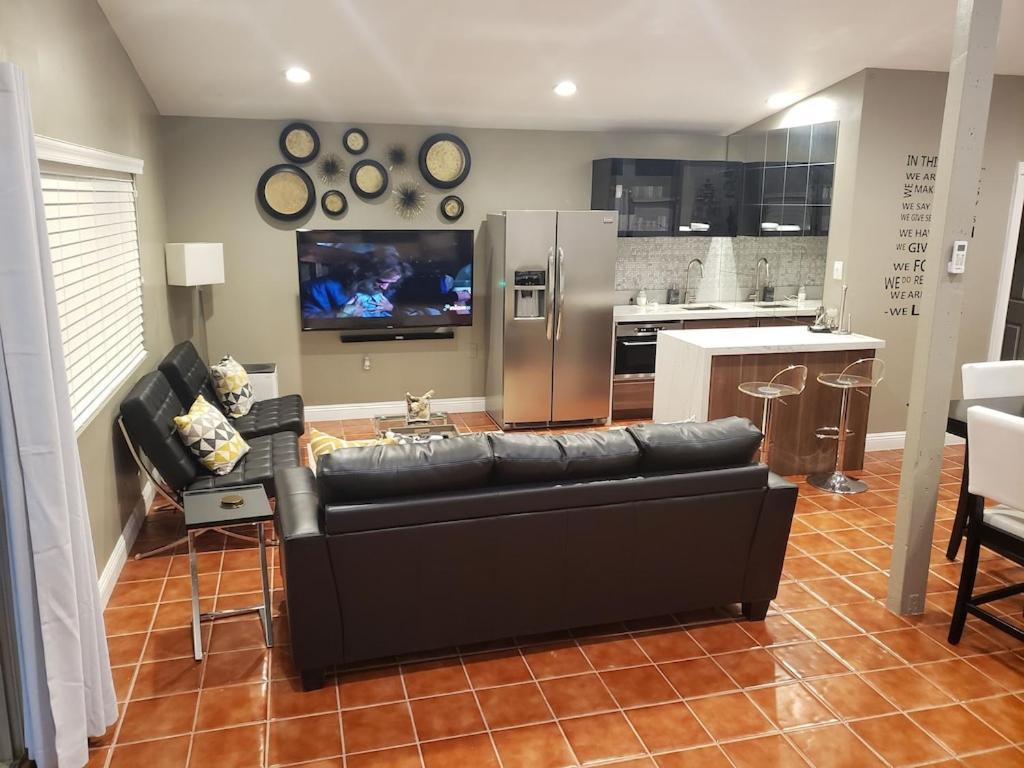 Luxury Oasis: Private Pool, Waterfall Slide & Multi-sport Paradise Villa Las Vegas