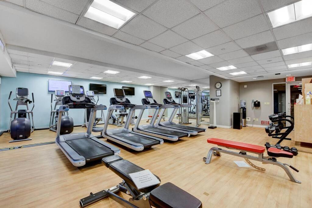 Ultimate Vegas Getaway One Bedroom With Balcony, Kitchen, Gym, Pool & Free Parking