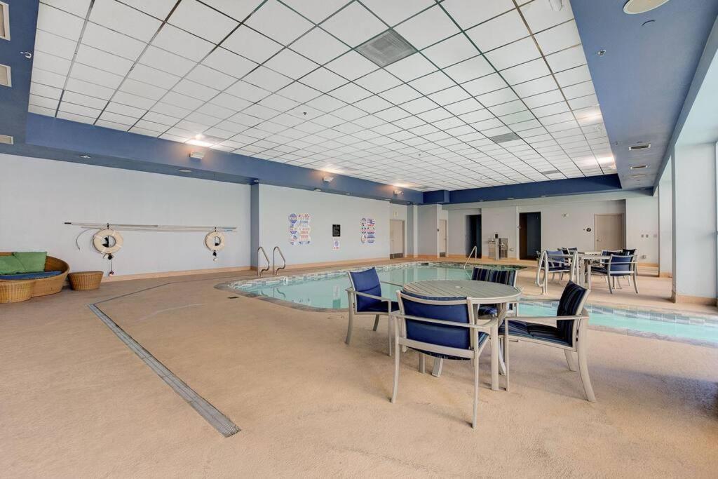 Ultimate Vegas Getaway One Bedroom With Balcony, Kitchen, Gym, Pool & Free Parking Las Vegas