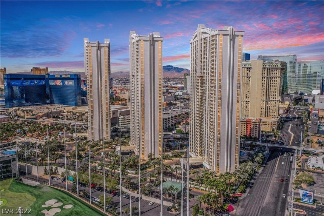 Stunning Balcony Strip View Mgm Signature * Free Valet Las Vegas