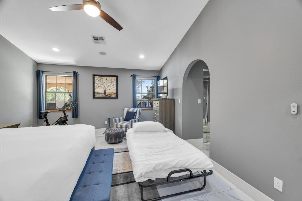 Villa Ranch Style With Pool And