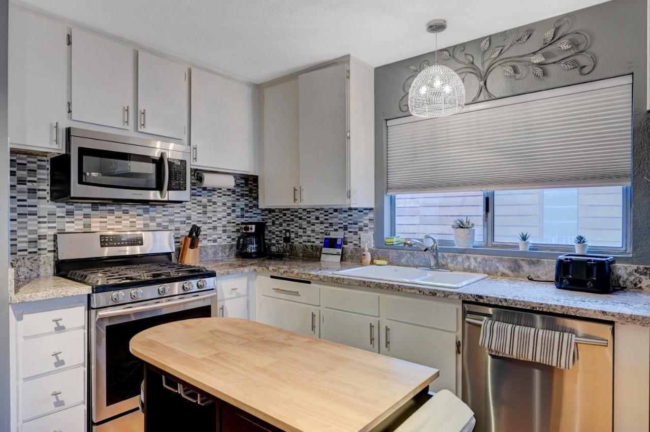 Desert Oasis Villa: Heated Pool Minutes From Vegas Strip