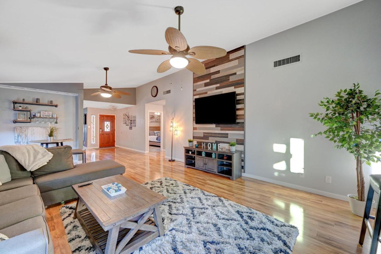 Desert Oasis Villa: Heated Pool Minutes From Vegas Strip