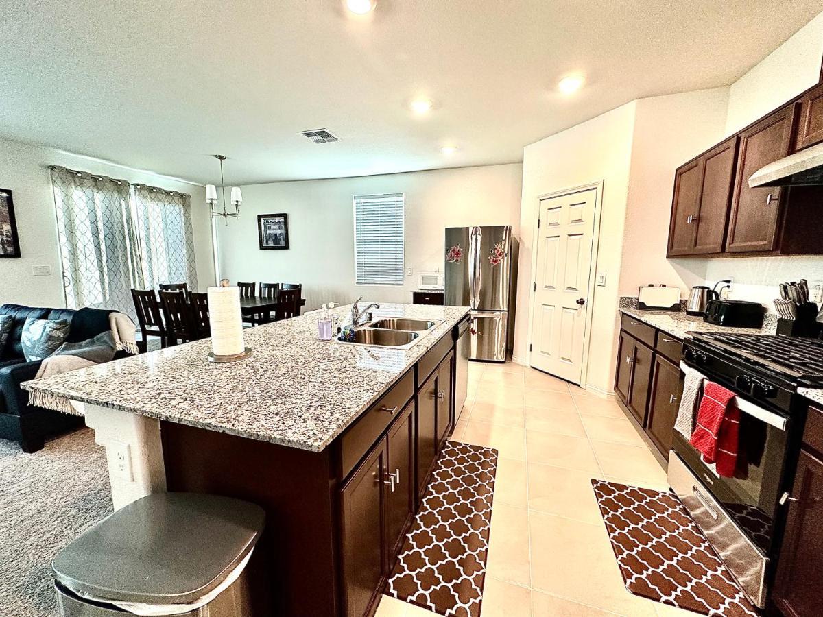 Spacious House, 5 Bedrooms, Sleeps 12, Near Vegas Strip And Airport Ferienhaus