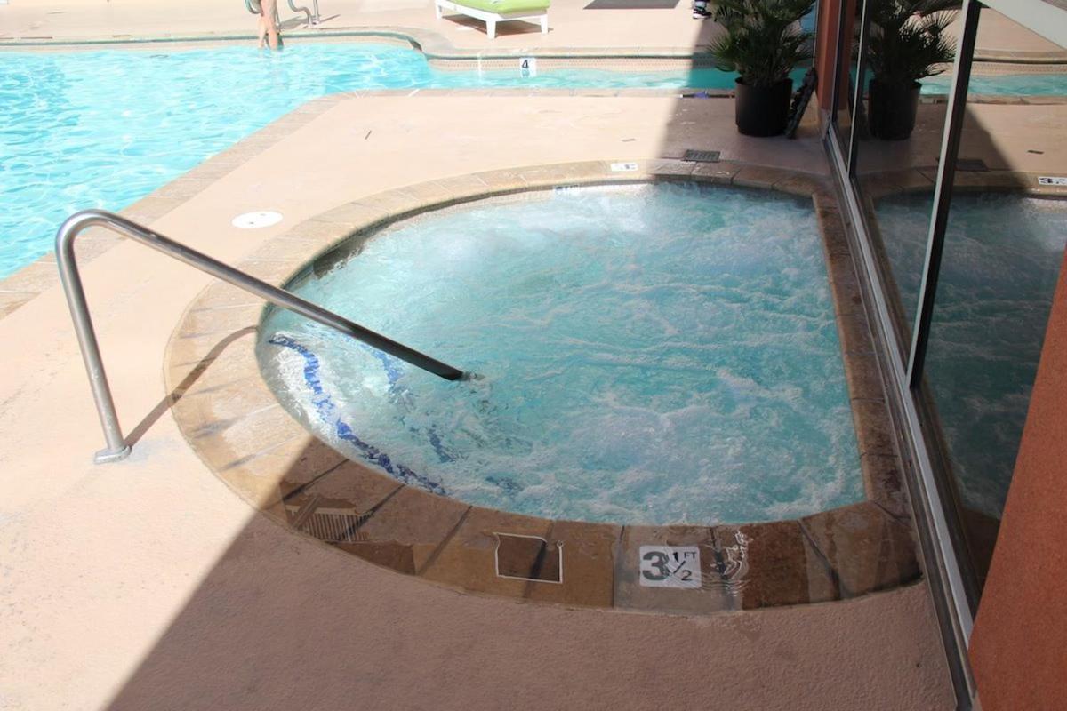 Ultimate Vegas Getaway One Bedroom With Balcony, Kitchen, Gym, Pool & Free Parking Las Vegas