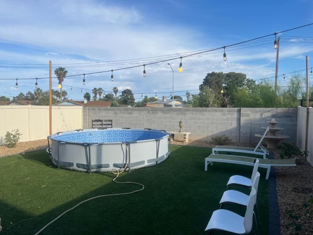 Vic's 3 Bedroom 4beds & Pool Centrally Located! * Las Vegas