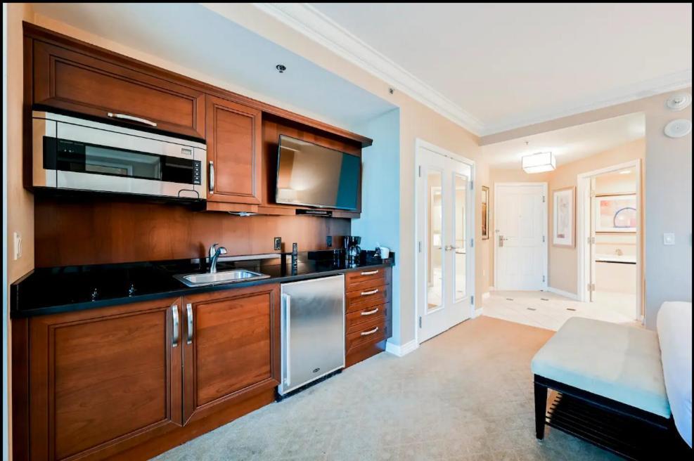 Signature Mgm With Strip And Sphere View
