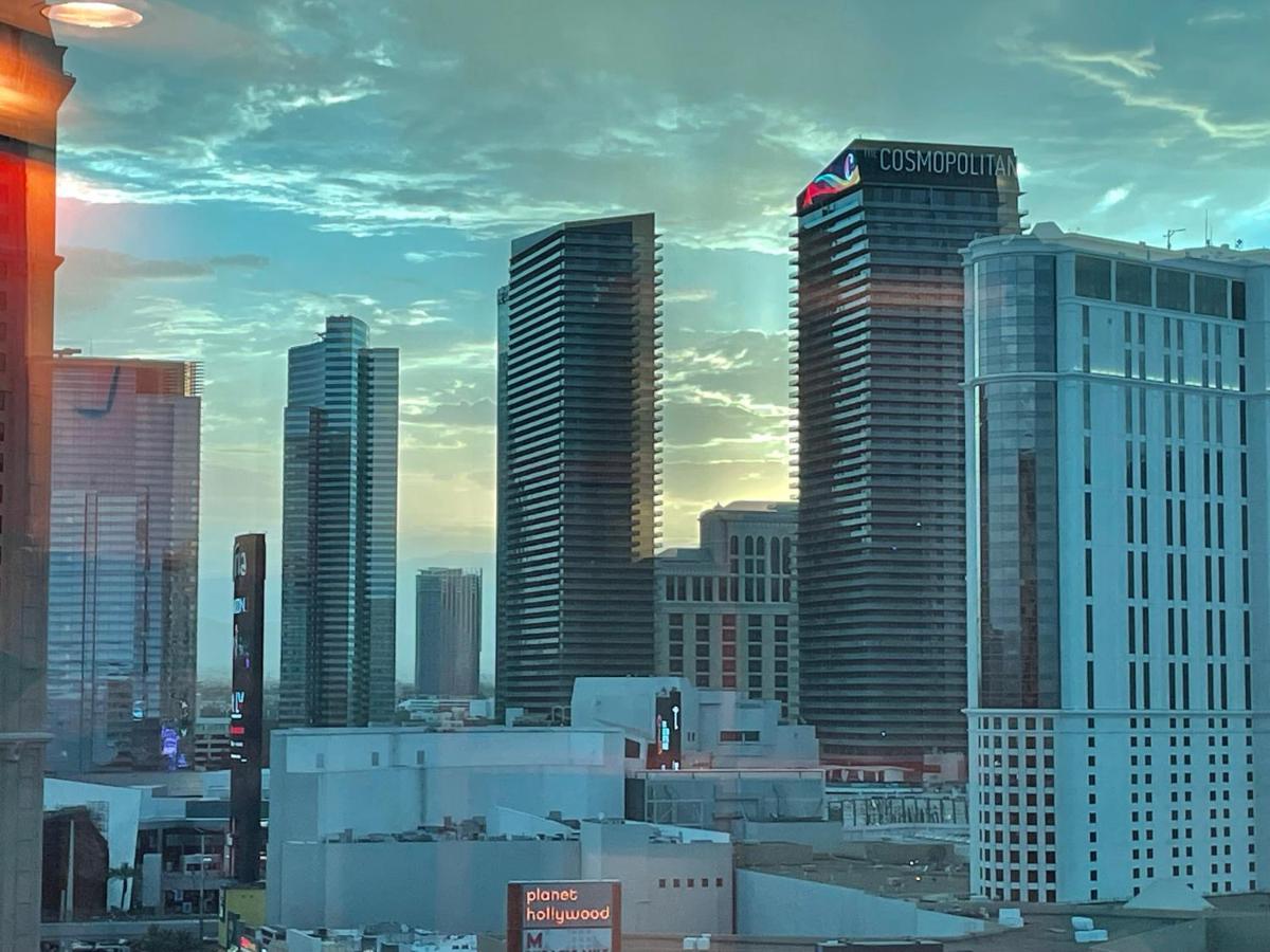 Aparthotel Signature Mgm With Strip And Sphere View *