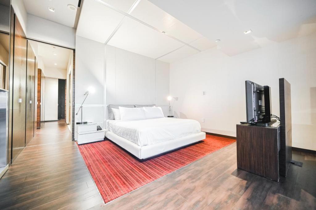 Intimo Palms Place Penthouse *