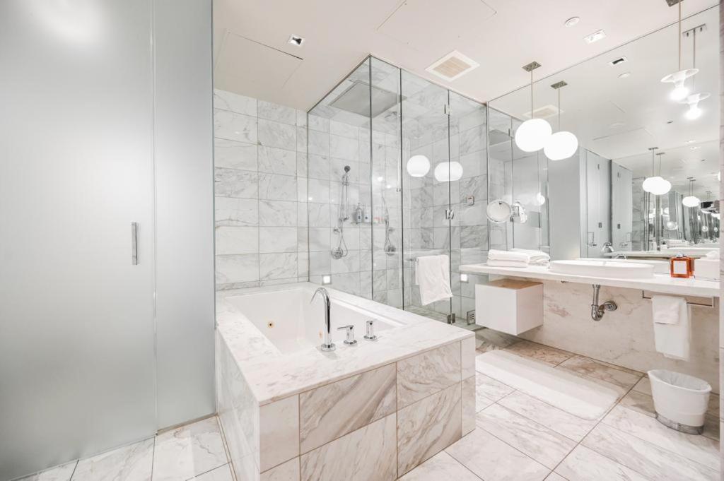 Intimo Palms Place Penthouse