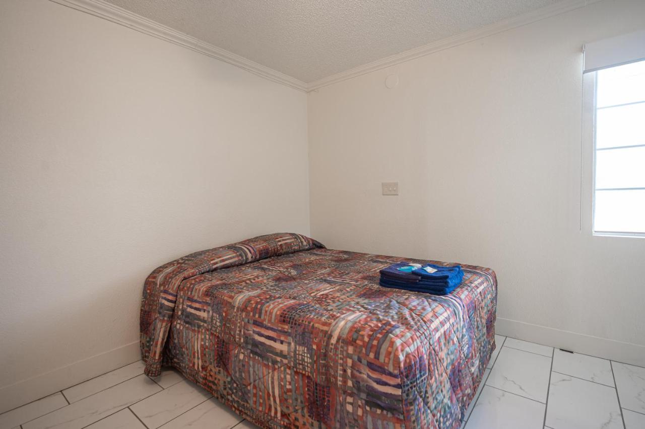 Apartment #15 Whole House 4 Bed 2 Bath Sleeps 14 *