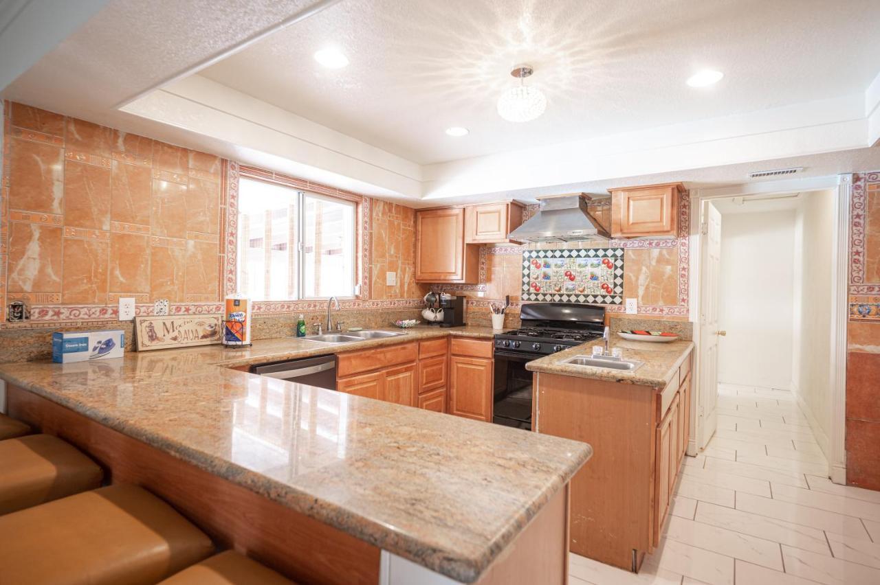 #15 Whole House 4 Bed 2 Bath Sleeps 14 Las Vegas
