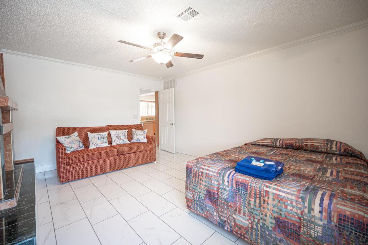 #15 Whole House 4 Bed 2 Bath Sleeps 14