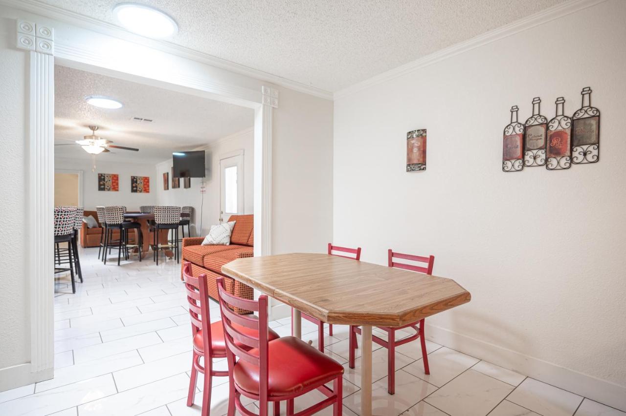 #15 Whole House 4 Bed 2 Bath Sleeps 14 Las Vegas