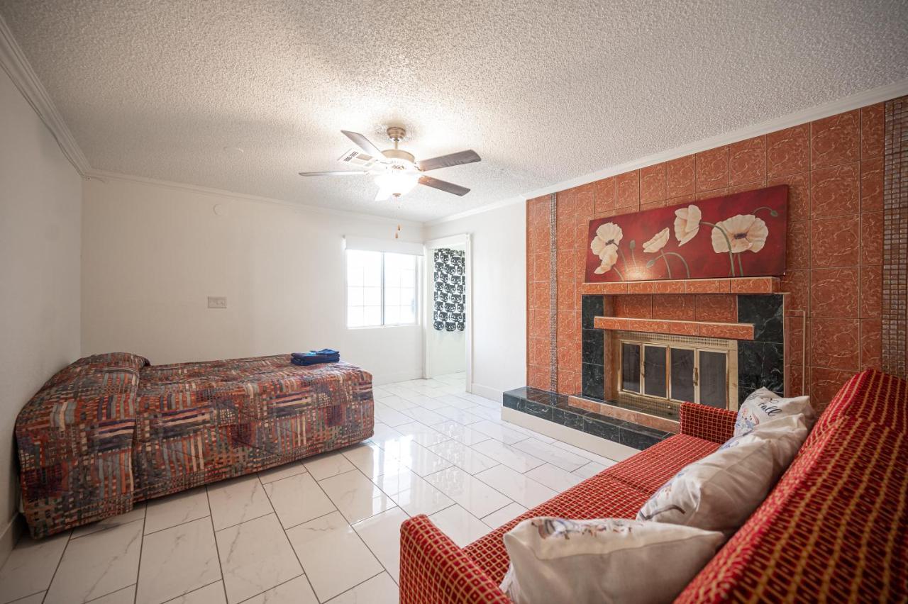 #15 Whole House 4 Bed 2 Bath Sleeps 14