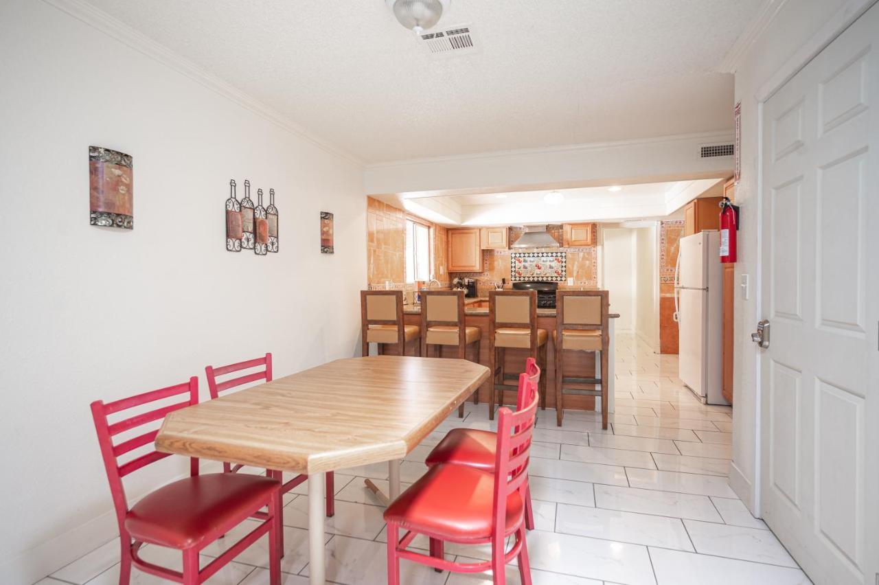 #15 Whole House 4 Bed 2 Bath Sleeps 14 * Las Vegas