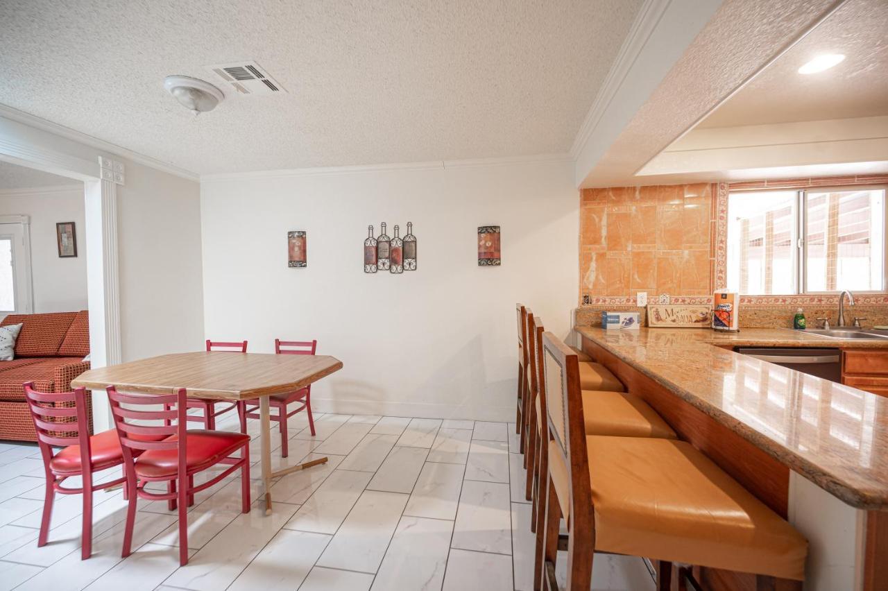 Apartment #15 Whole House 4 Bed 2 Bath Sleeps 14 *