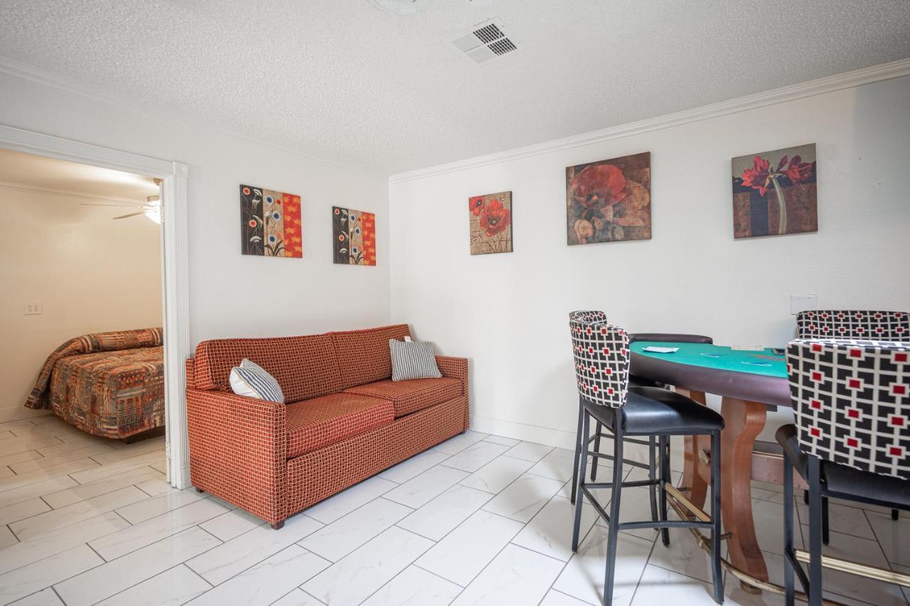 #15 Whole House 4 Bed 2 Bath Sleeps 14 Las Vegas
