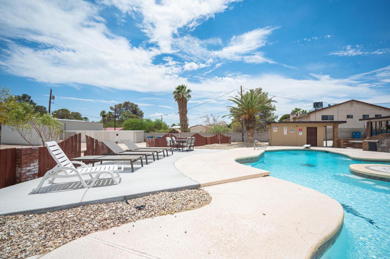 Apartment #15 Whole House 4 Bed 2 Bath Sleeps 14