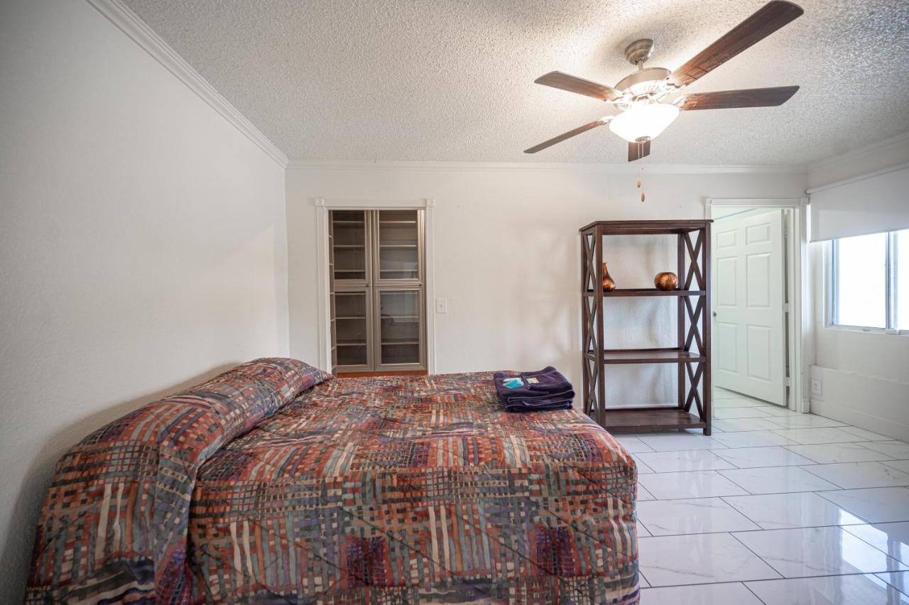 #15 Whole House 4 Bed 2 Bath Sleeps 14 * Las Vegas