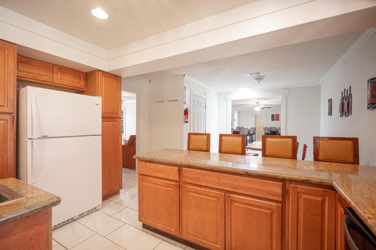 Apartment #15 Whole House 4 Bed 2 Bath Sleeps 14