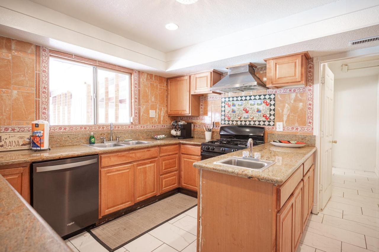 #15 Whole House 4 Bed 2 Bath Sleeps 14 Las Vegas