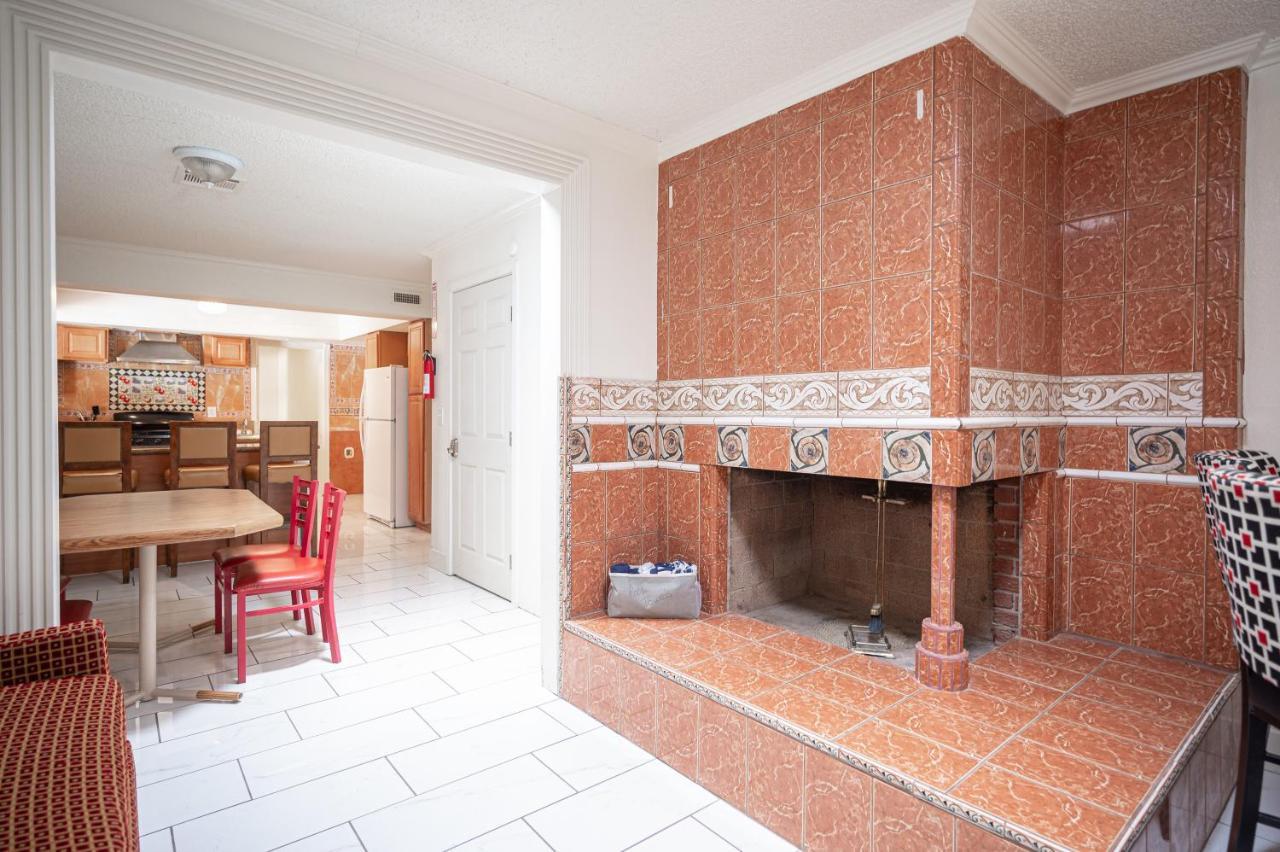 Apartment #15 Whole House 4 Bed 2 Bath Sleeps 14 Las Vegas