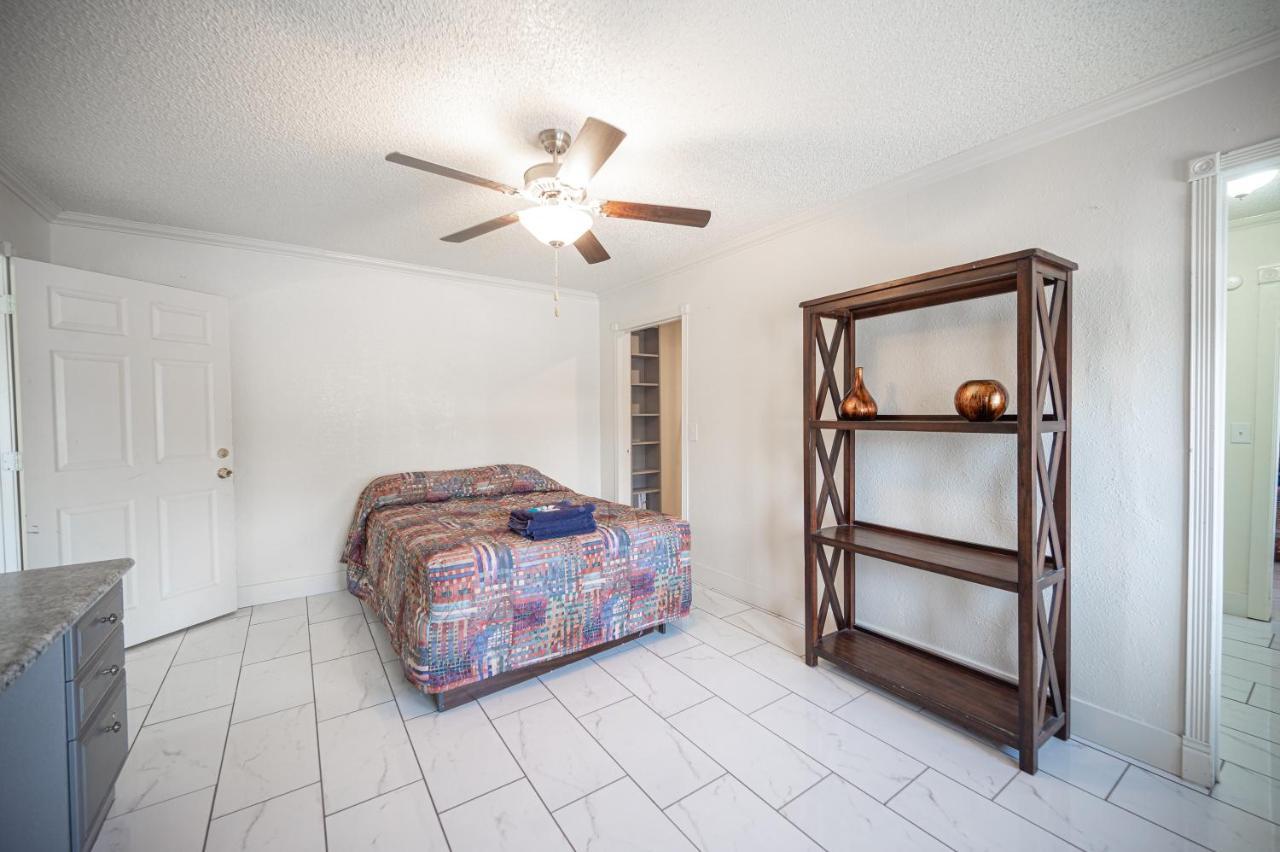 #15 Whole House 4 Bed 2 Bath Sleeps 14 * Las Vegas