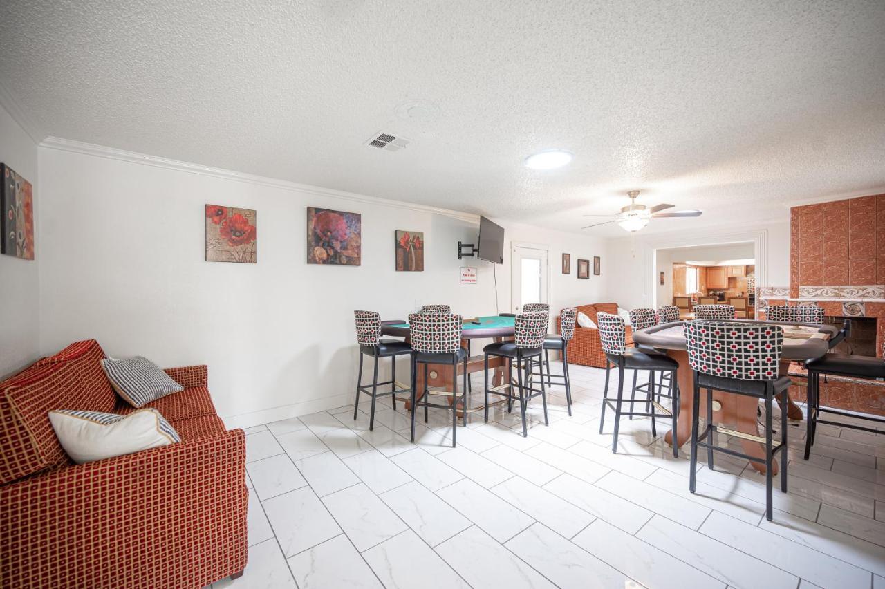 #15 Whole House 4 Bed 2 Bath Sleeps 14 * Las Vegas