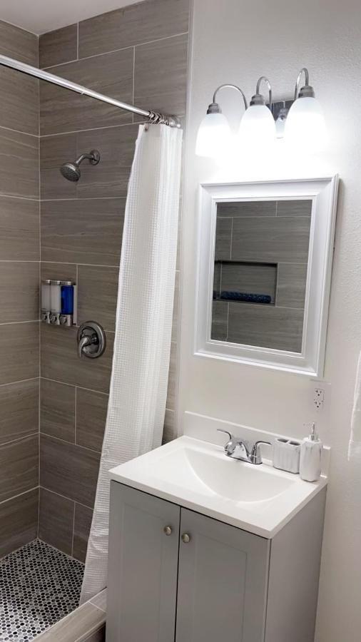 , 5 Min Away From Airport. Las Vegas