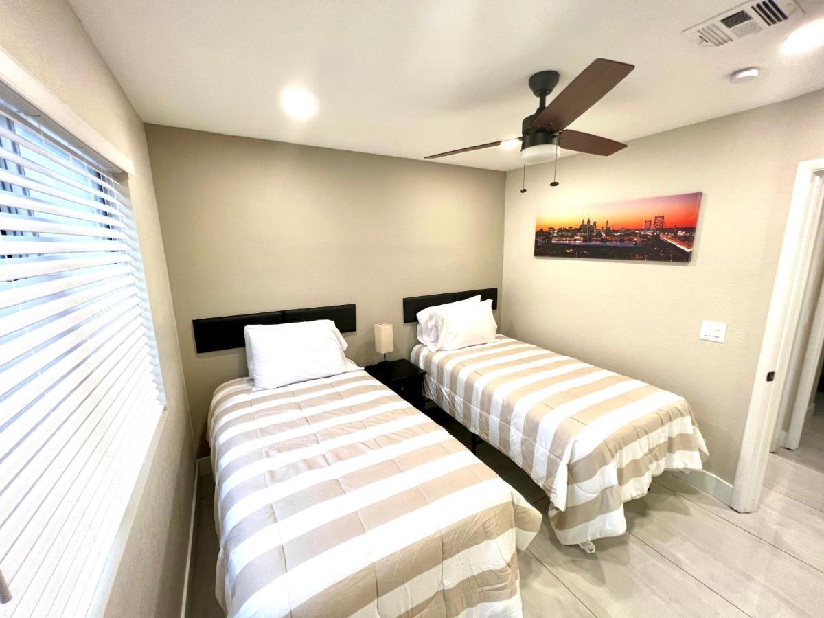 Luxury By Strip Pool And With Minivan *