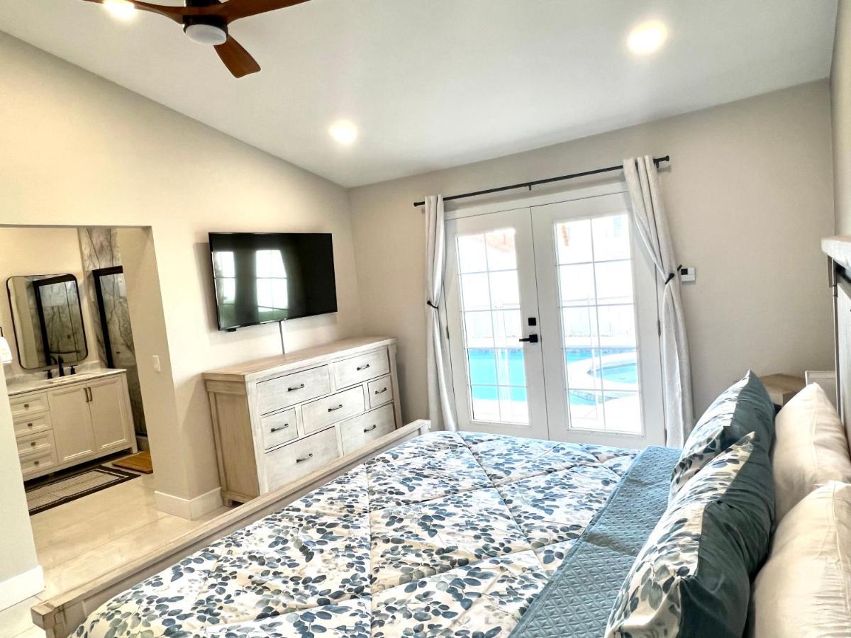 Luxury By Strip Pool And With Minivan Holiday home