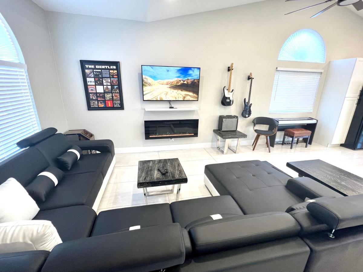 Luxury By Strip Pool And With Minivan Holiday home