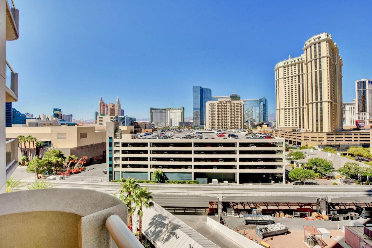 Strip View Balcony - No Fee ! *