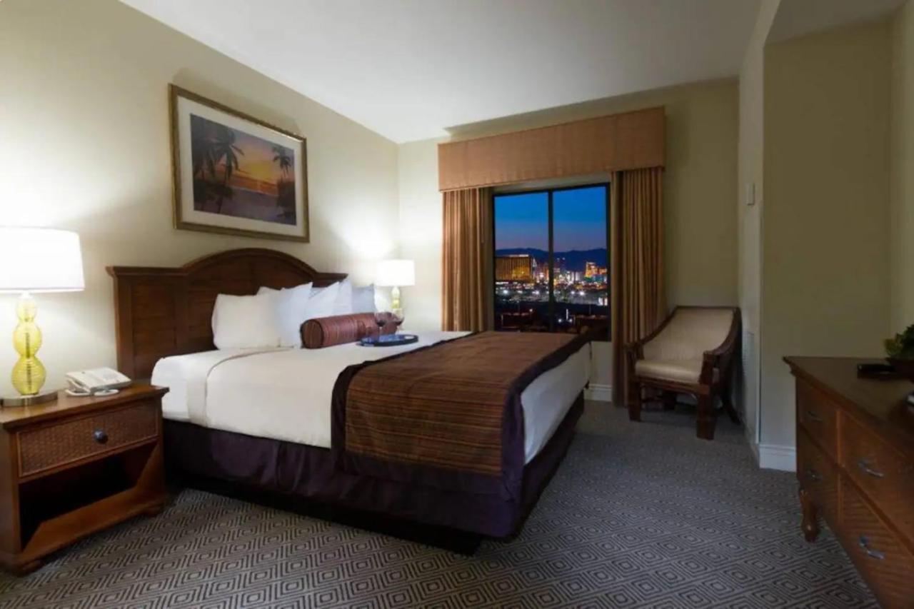 Vegas Luxe - Escape - & 3*