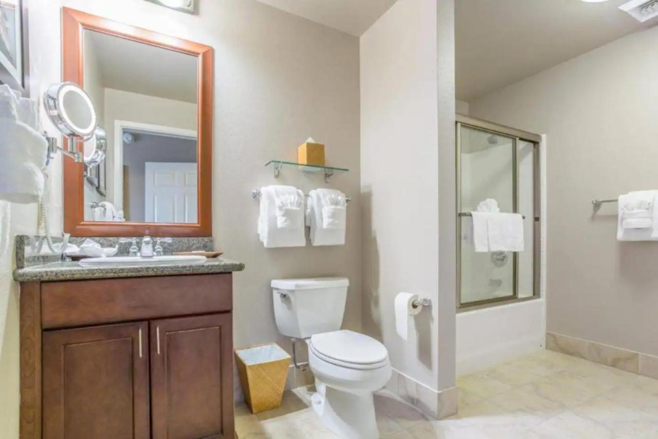 Vegas Luxe - Escape - & 3*