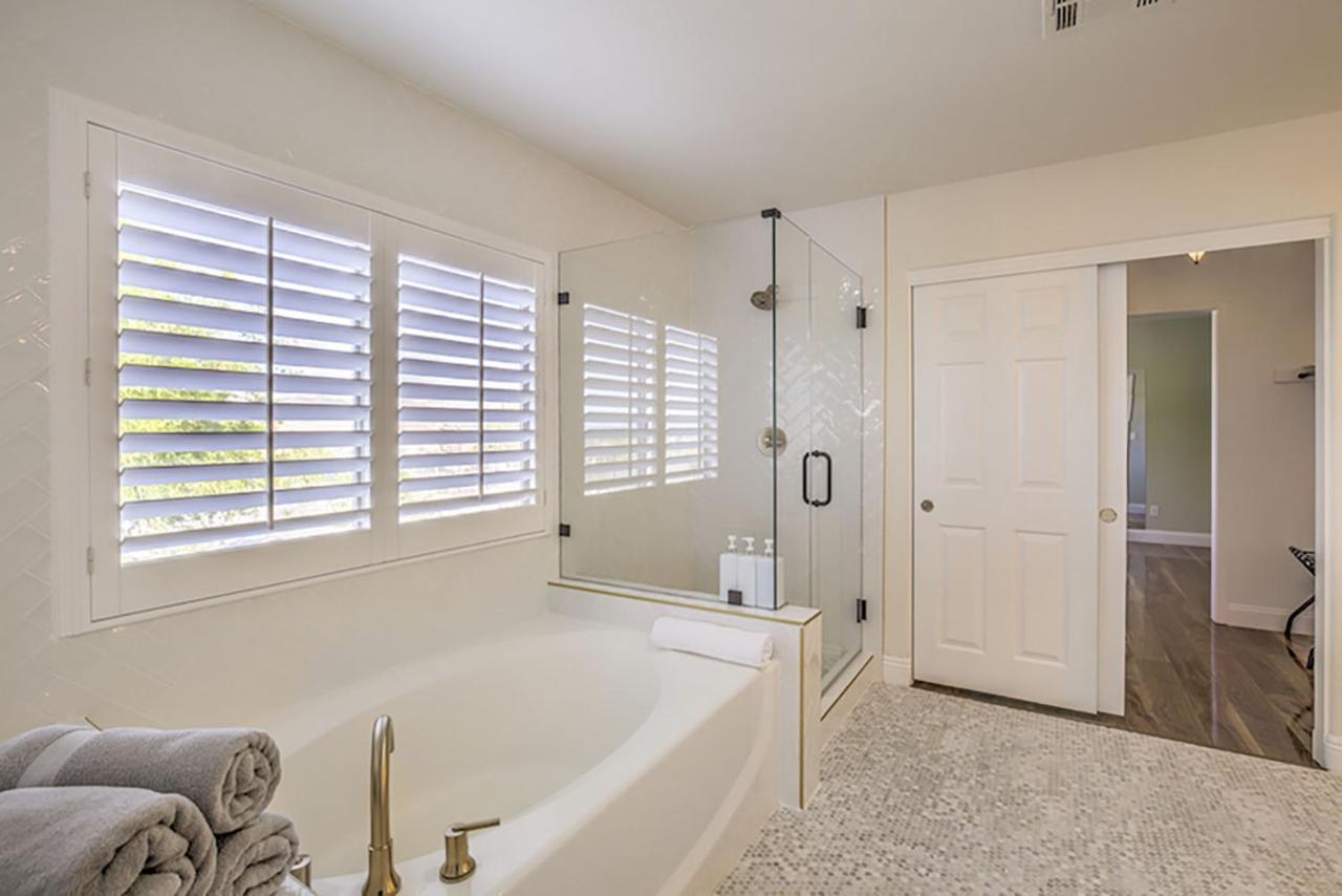 Hébergement de vacances Buddha Gem, Central 6 Bed Room Luxury Home With Pool Hot Tub Game Room And Much More *
