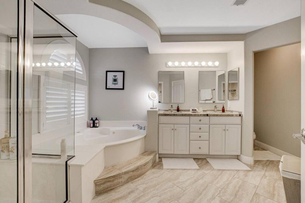 Beautiful 5br W/king Beds, Pool & Hot Tub, Games * Las Vegas