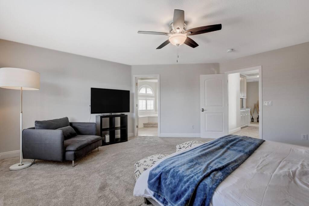 Holiday home Beautiful 5br W/king Beds, Pool & Hot Tub, Games