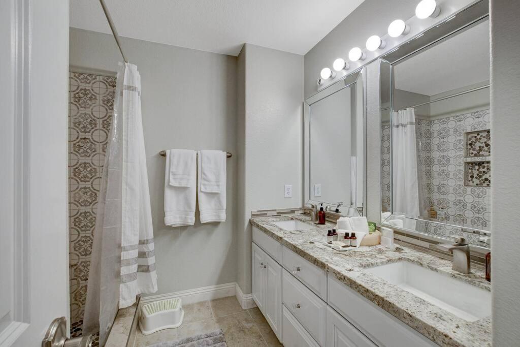 Сasa de vacaciones Beautiful 5br W/king Beds, Pool & Hot Tub, Games *