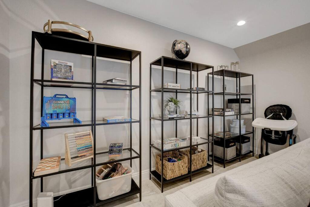 Сasa de vacaciones Beautiful 5br W/king Beds, Pool & Hot Tub, Games Las Vegas