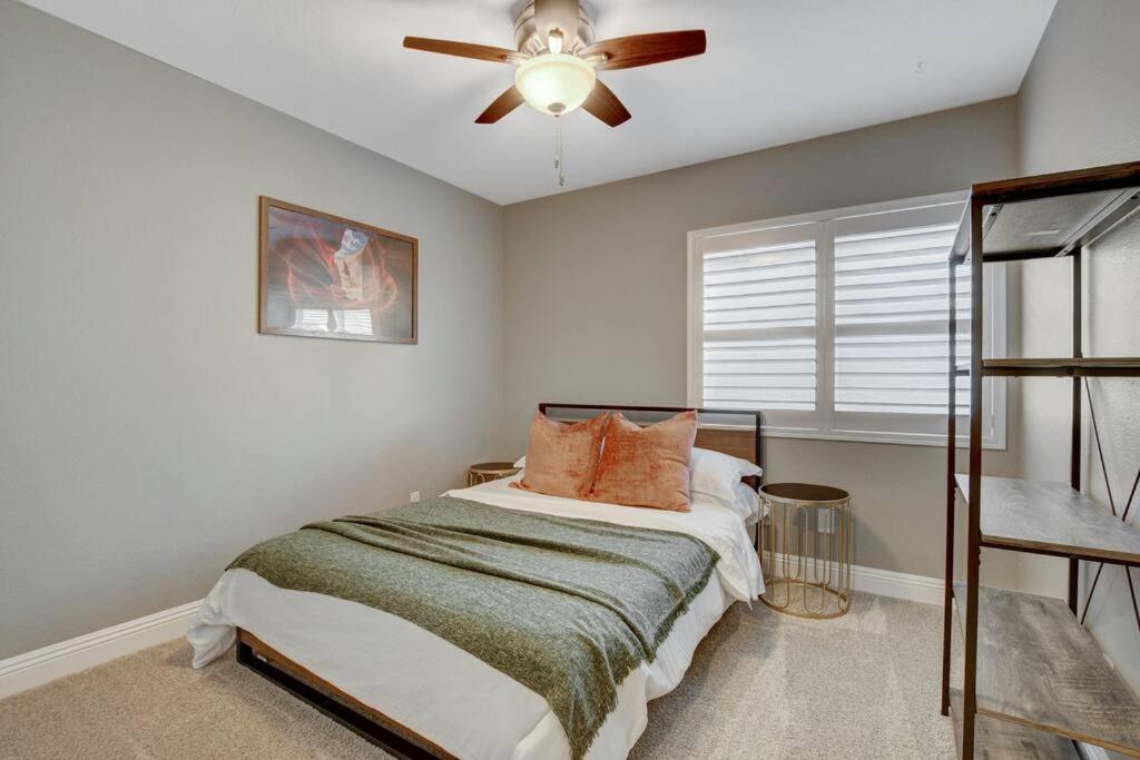 Сasa de vacaciones Beautiful 5br W/king Beds, Pool & Hot Tub, Games *