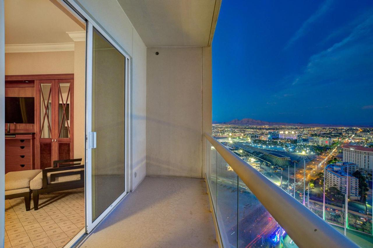 Apartahotel 29th Ph Mgm Signature With A Massive Balcony