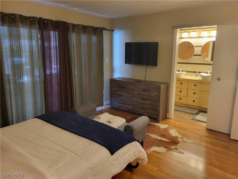 4 Miles To Strip / Big House With Pool Casa vacanze