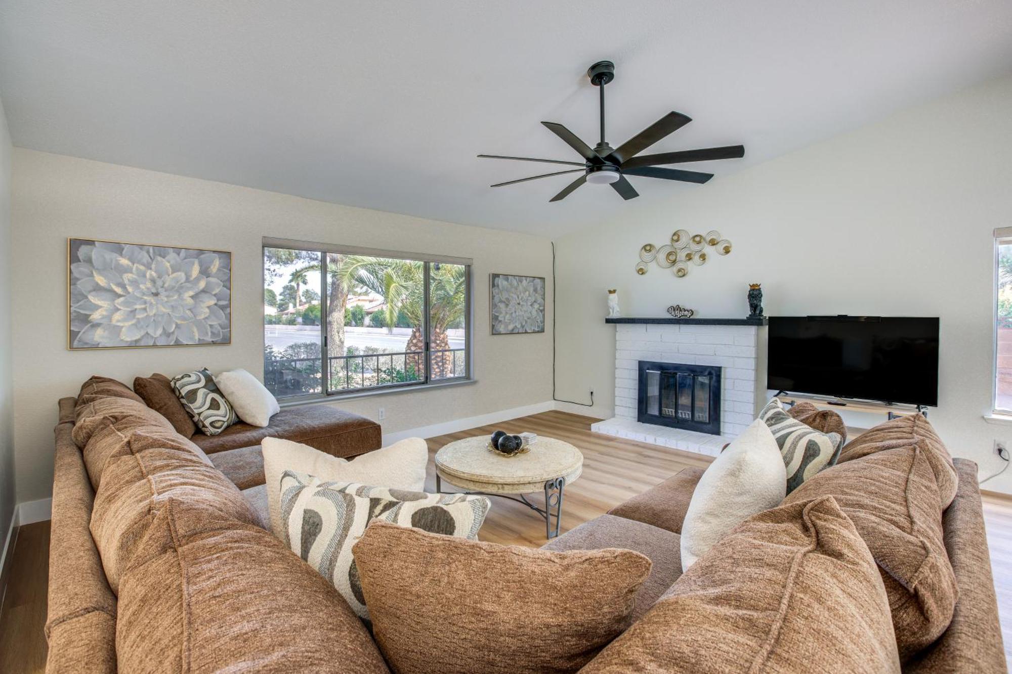 Pet-friendly Vegas With Pool 4 Mi To Strip Holiday home *