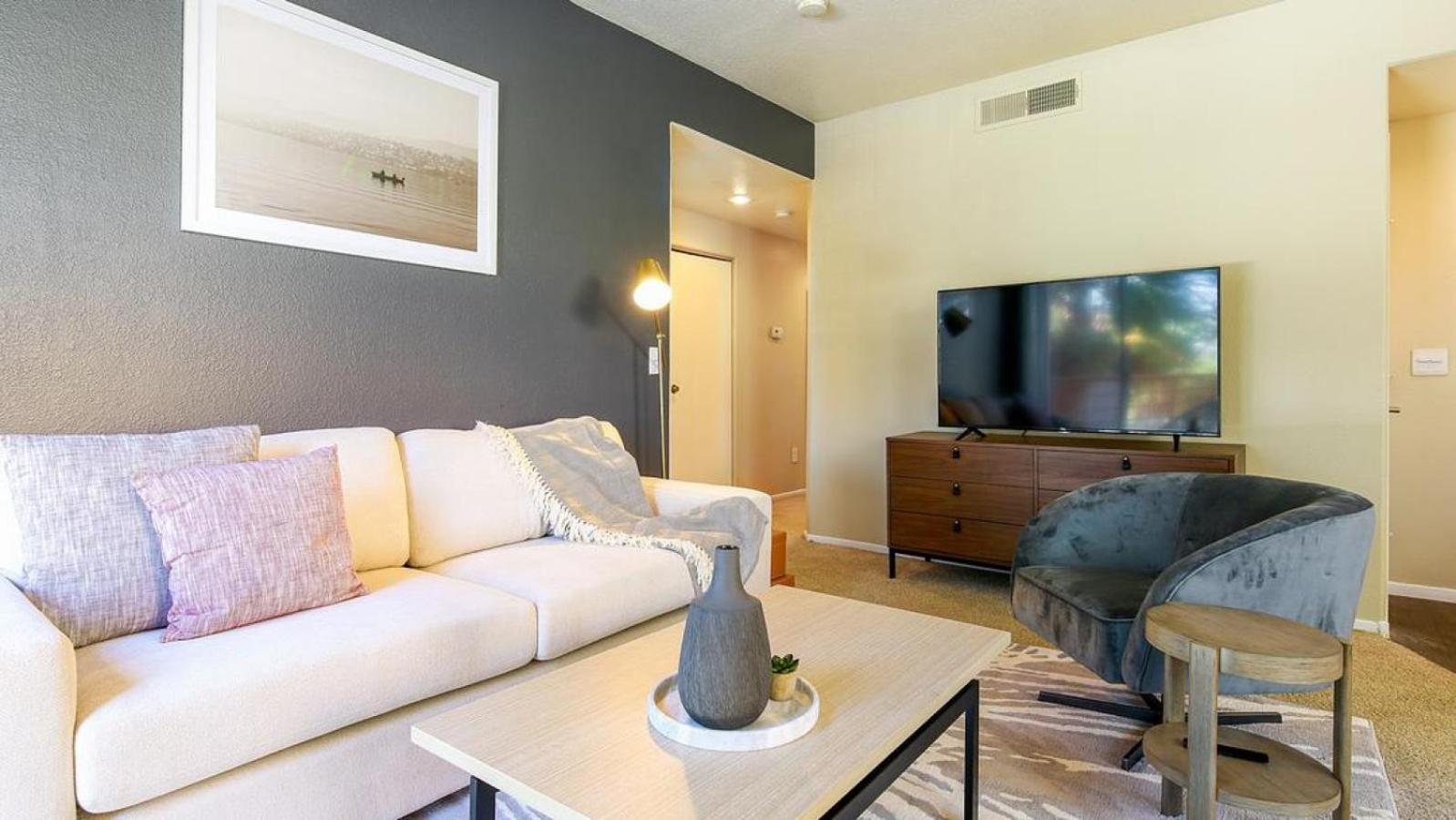 Landing - Modern With Amazing Amenities Apartment
