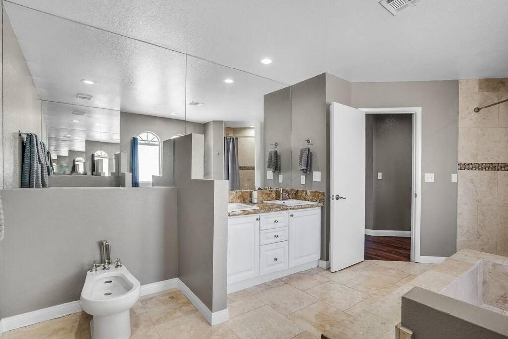 Grand Casa 7 Bdr/4 Ba 15 Beds Sleeps Up To 24 Las Vegas