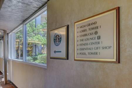 Mgm Signature-15-717 F1 Track & Strip View Balcony Holiday home Las Vegas