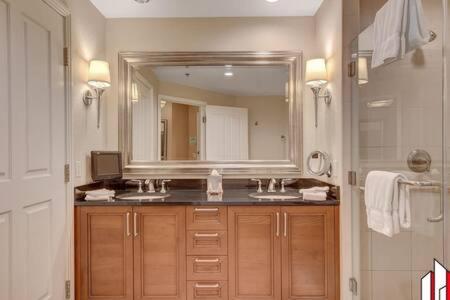 Holiday home Mgm Signature-15-717 F1 Track & Strip View Balcony *